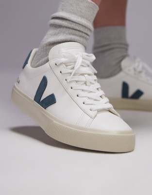 veja campo sneakers  wit en blauw asos