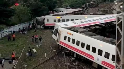 Al menos 17 muertos y un centenar de heridos al descarrilar un tren en ...