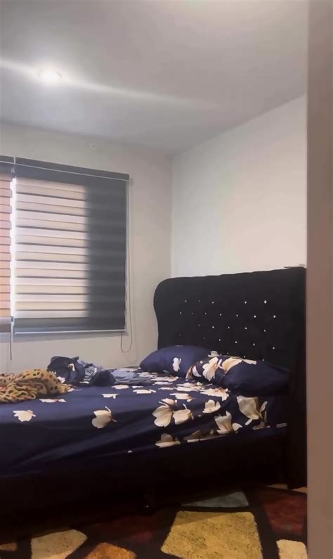 Latina Jugando En Una Cama