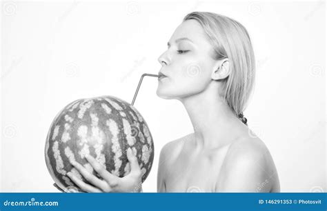 Sorvo Do Frescor Do Suco Fresco Atrativo Sedento Da Bebida Do Nude Da Menina Fundo Inteiro Do