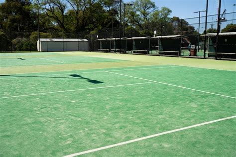 Cancha Sint Tica En Un Parque En Verano Cancha De Tenis Con Red En