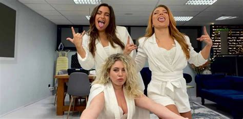 FOTO Lisa Vol Van OG NE Deelt Een Foto Liggend Op Het Strand In Blauwe Bikini