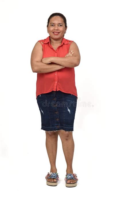 Retrato De Mujer Latina Con Los Brazos Cruzados De Fondo Blanco Foto De Archivo Imagen De