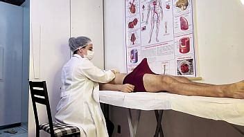 Le patient ne peut pas se tenir debout devant l infirmière pendant l examen XVIDEOS