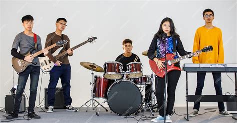 Musicas Para Adolescentes - Foto de grupo de cinco músicos adolescentes tocando la música y ...