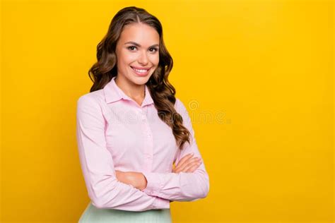 Foto De Una Jovencita Dama De Brunette Chisporroteada De Brazos Con Camisa Rosa Aislada En Color