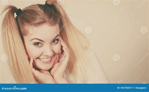 Fille Blonde Heureuse D Adolescent Avec Des Queues De Cheval Image Stock Image Du Heureux