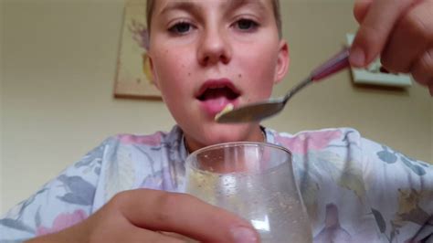 Il Mange De La Merde Youtube