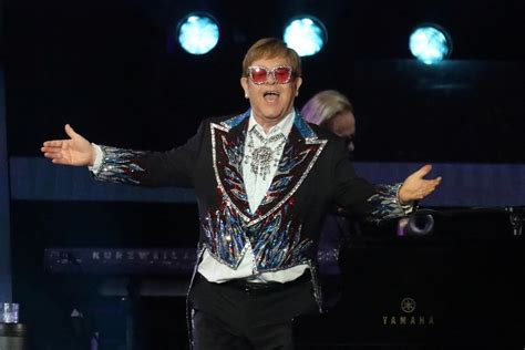 Dua Lipa vibra em dueto Elton John no último show dele nos EUA