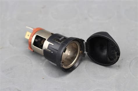 GNIAZDO ZAPALNICZKI 12V TOYOTA AVENSIS III T27 7483723596 Oficjalne