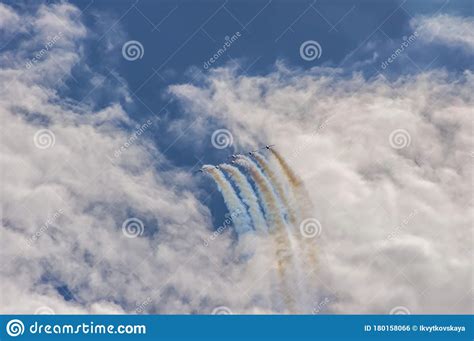 Aviones En El Cielo Realizando Figuras Aerobias Foto De Archivo