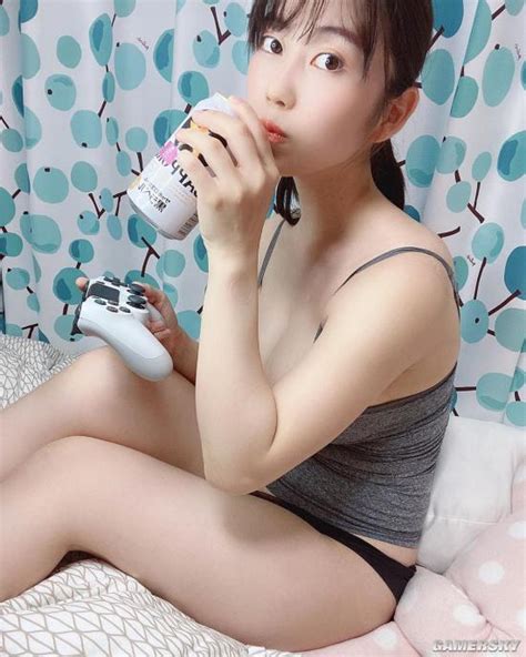 Khoe ảnh không mặc quần ở nhà chơi game nàng hot girl cao mét rưỡi bất ngờ thu hút tới gần 200