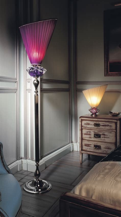 Nietuzinkowe lampy w klasycznym wnętrzu - Inspiracja - HomeSquare