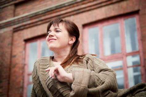 Brunette Divertida Linda Chica Cerca De La Pared Con Ladrillo Rojo En La Parte Central De La