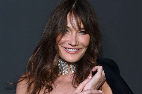 Wet hair smoky eyes et bikini Carla Bruni se la joue séductrice