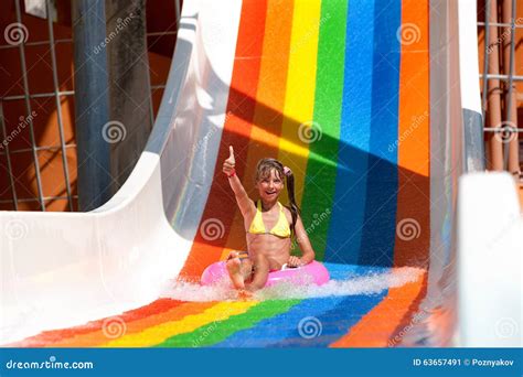 Enfant Dans Le Bikini Glissant Le Parc Aquatique Image Stock Image Du Lifestyle Loisirs