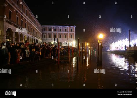 Carnaval de Venise la parade des rêveurs glisse le long des eaux du