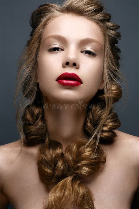 Mooi Meisje Met Vlechten En Zachte Make Up Nude Schoonheidsmodel Met Heldere Rode Lippen Stock