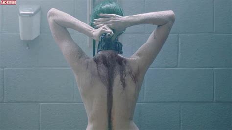 Emma Dumont Nude Pics Page 1