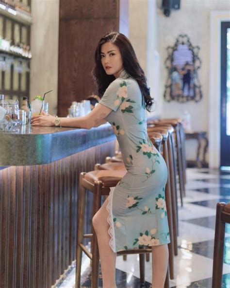 Penampilan Hot Nita Gunawan Pakai Cheongsam Bikin Netizen Damagenya Melebihi Gaya