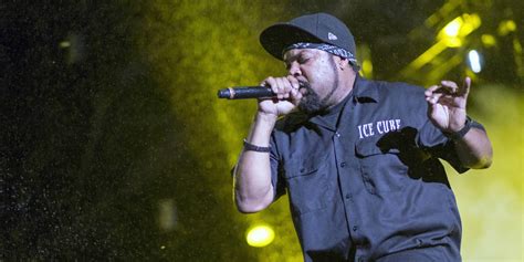 Ice Cube chante Fuck tha Police contre la police américaine à Québec