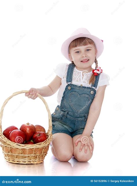 Petite Fille Blonde Avec Les Tresses Courtes Dans Des Chapeaux Roses