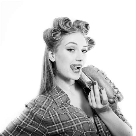 Pinup Mooie Blonde Jonge Vrouw In Krulspelden Stock Foto Image Of Hongerig Ogen 63520610