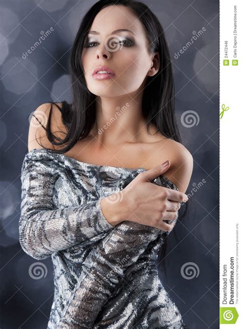 Brunette Sensual O Vestido Da Prata Da Forma Foto De Stock Imagem De Fofofo Postura 24472446