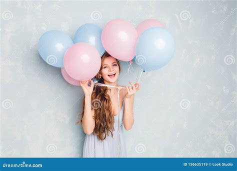 Close Up Van Leuke Blonde Meisje Status In Een Studio Het Glimlachen Wijd En Het Spelen Met