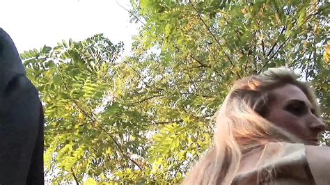 Schöne blonde milf mit kleinen titten doggystyle in den arsch gefickt mit sperma im mund von