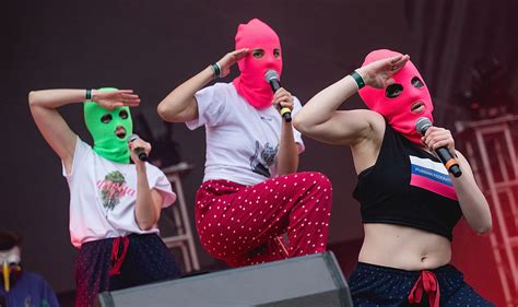 Integrantes da banda Pussy Riot são presas na Rússia após protesto LGBT Observatório G