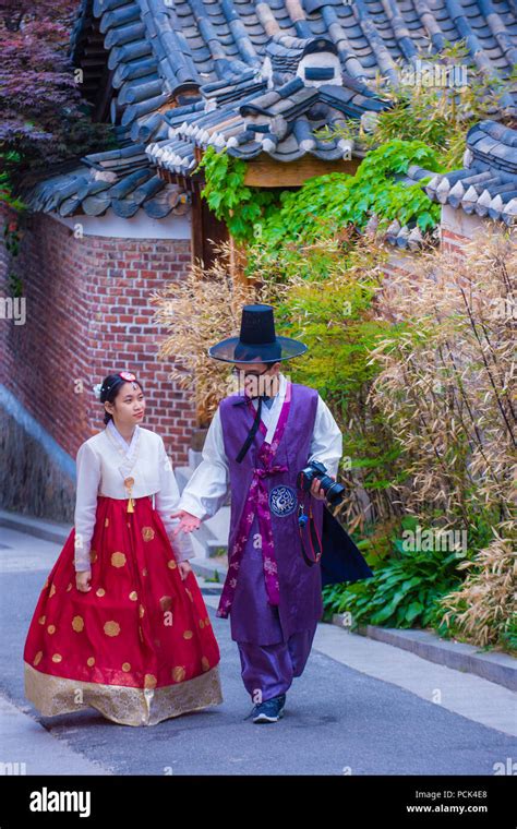 Pareja Coreana Con Vestido Hanbok En Se L Corea Fotograf A De Stock Alamy