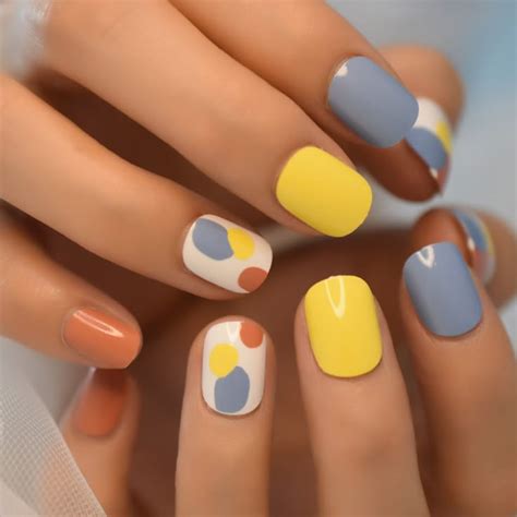 Round Short Daily Designed Fake Nails Nude Pink Glossy Press On Fingernails Gold Line Acrylic