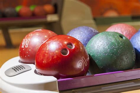 Bolas De Bolos En El Soporte Del Juego De Diverso Primer De Los Colores