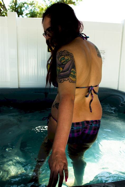 Tattooed Chick Savanna Star Shows Her Big Ass In The Hot Tub Photos