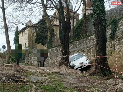 Macchina Posteggiata Senza Freno A Mano Finisce Nel Burrone Foto