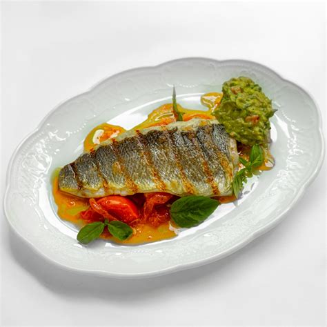 Филе сибаса с гуакамоле и томатами из ресторана | Pinskiy&Co