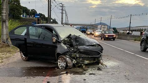 Passageiro morre após carro colidir contra poste em Itajaí Jornal Razão