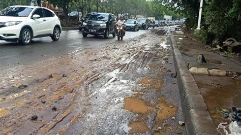 Banjir Jalan TB Simatupang Surut Sisakan Lumpur Hingga Bebatuan Dan