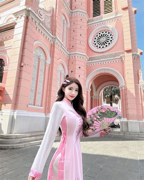 Mặc hở muôn nơi hot girl Singapore bất ngờ diện áo dài hút mắt