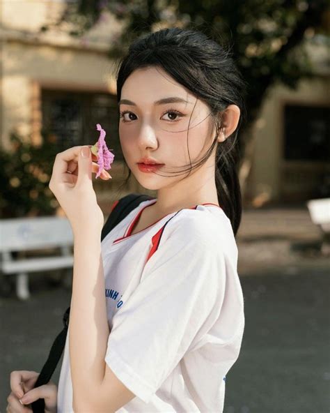 Hot girl ăn thùng uống vại khoe ảnh thanh xuân vườn trường cực nét