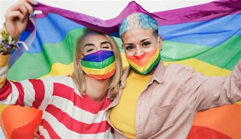 Mujeres Lesbianas Felices Con La Bandera Del Arco Iris Lgbt En El Desfile Del Orgullo Gay Con