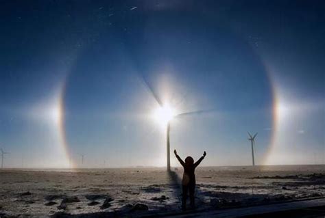 北京上空出现三个太阳是什么原因 是冰晶对太阳光的反射小狼观天下