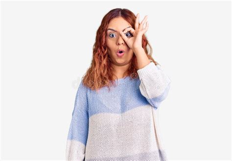 Jovem Latina Vestindo Roupas Casuais Fazendo Um Gesto Bem Chocado A Cara Surpreendida