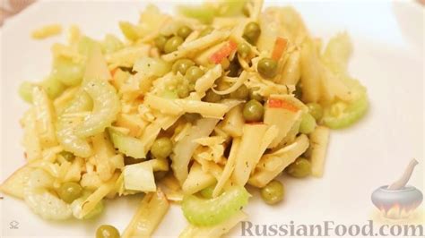 Рецепт: Салат с сельдереем, яблоком и сыром на RussianFood.com