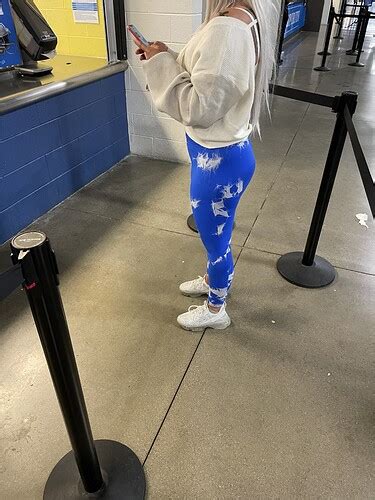 Platinum Blonde In Blue Leggings At Game Spandex Leggings Yoga Pants Forum