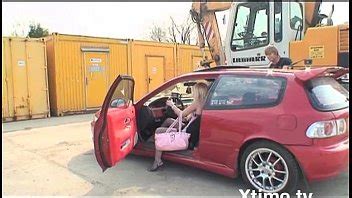 y puta follada en el capó del coche XVIDEOS