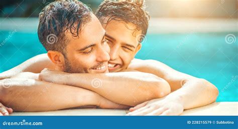 Pareja Gay Relaj Ndose En La Piscina Lgbt Dos J Venes Disfrutando De