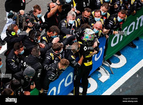 Daniel Ricciardo Aus Renault F Team Celebrates His Third Position