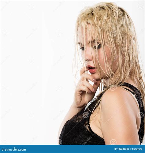 Meisje Van Het Glamour Het Mooie Blonde Met Natte Haar En Huid Heldere Make Up En Mollige Lippen